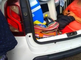 Famlia  flagrada carregando a sogra no porta-malas do carro