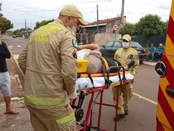 Mulher fica ferida ap�s cair de moto el�trica em Campo Mour�o; crian�a que estava no ve�culo n�o se machuca