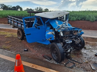 Coliso frontal deixa idoso gravemente ferido na PR-495, em Santa Helena