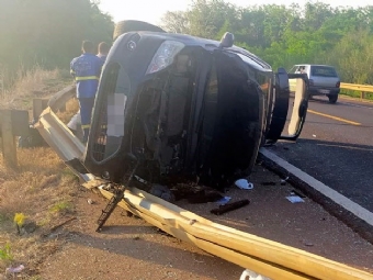 Mulher capota carro aps ser fechada por outro veculo na BR-487
