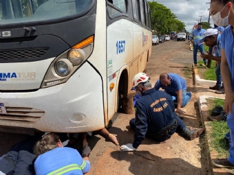 Criana  atropelada por micro-nibus ao atravessar avenida de Guaporema