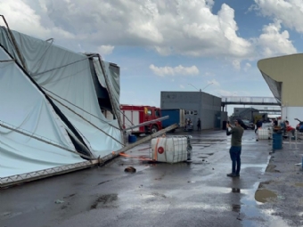 Vendaval repentino causa destruio em Cascavel; famlias precisam de ajuda