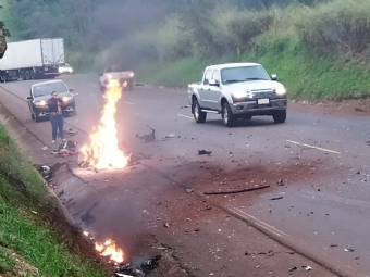 Motocicleta explode e piloto morre aps coliso com caminho na PR-585