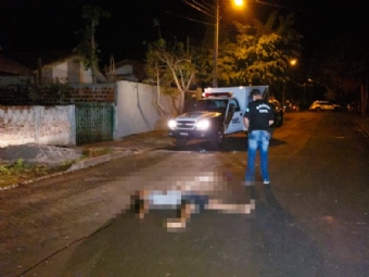  Jovem  morto a tiros e assassino passa com carro sobre o corpo