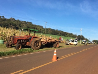 Condutor fica ferido em Acidente evolvendo mquina agrcola na PR-239